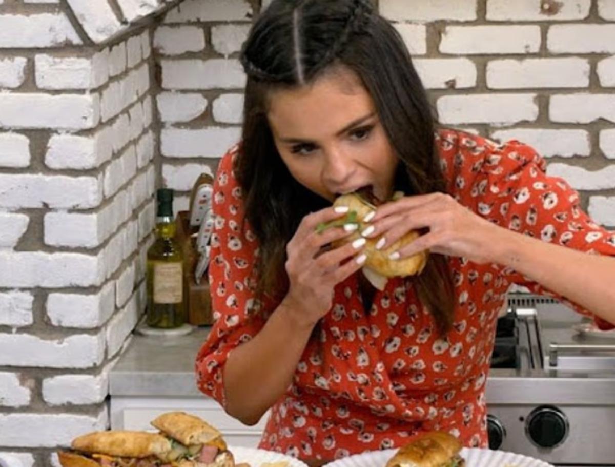 Selena Gomez sağlıklı hiçbir şeyi sevmiyor! Eşi neler yediğini açıkladı 1