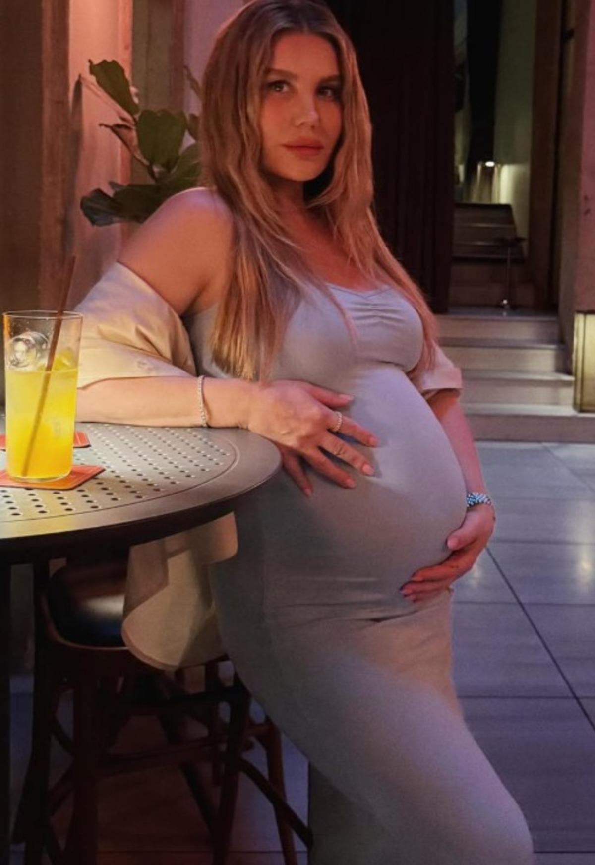 Esra Erol&rsquo;un kardeşi Eda Erol doğum i&ccedil;in g&uuml;n sayıyor! Karnı burnunda pozlar 2