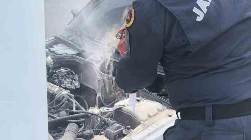 Bilecik&rsquo;te park halindeki ara&ccedil; bir anda alev aldı