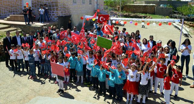 Afrin'deki asker ve üniversitelilerden köy okullarına destek