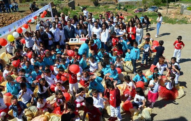 Afrin'deki asker ve üniversitelilerden köy okullarına destek