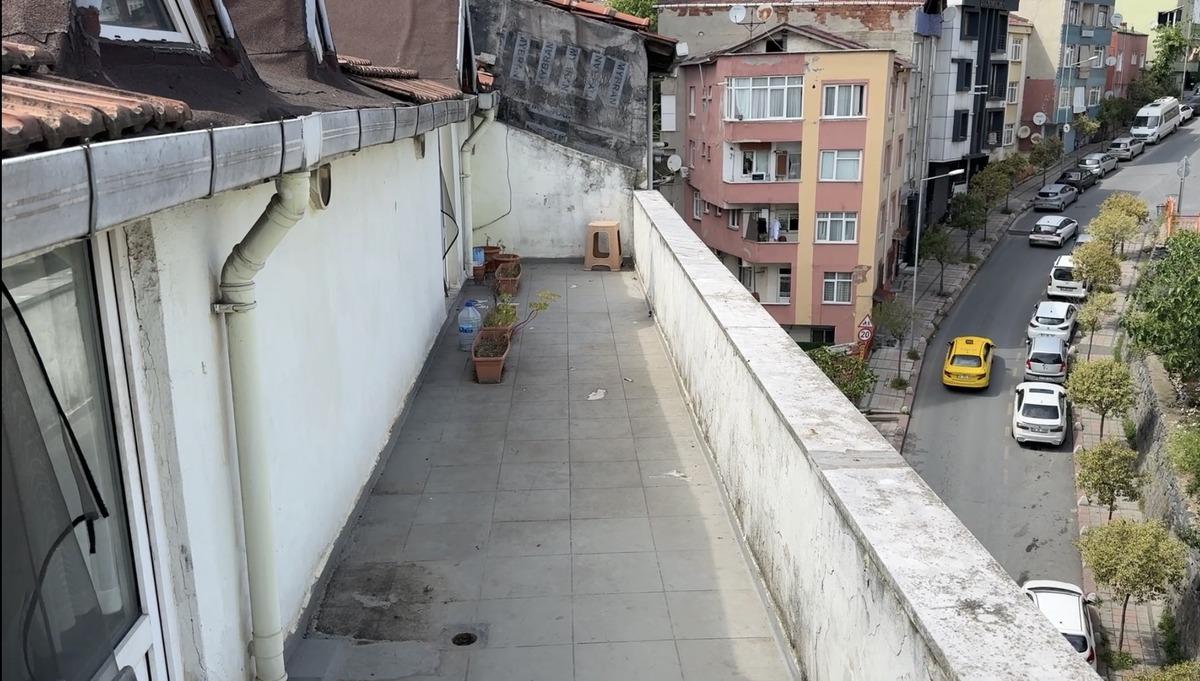 Kadın doktor sevgilisinin evinde terastan d&uuml;şt&uuml;: Kırılmadık yeri kalmamış 5