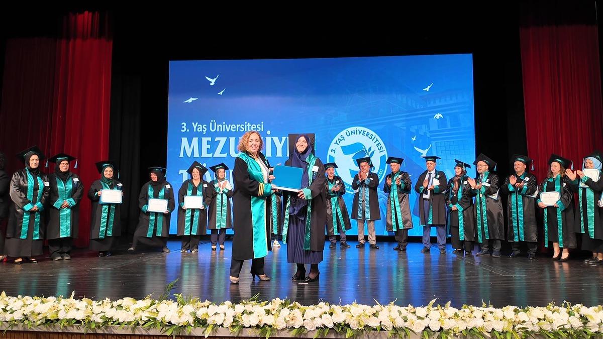"Normal hayata d&ouml;nebilir miyim?" dedi, 64 yaşında kep attı 1