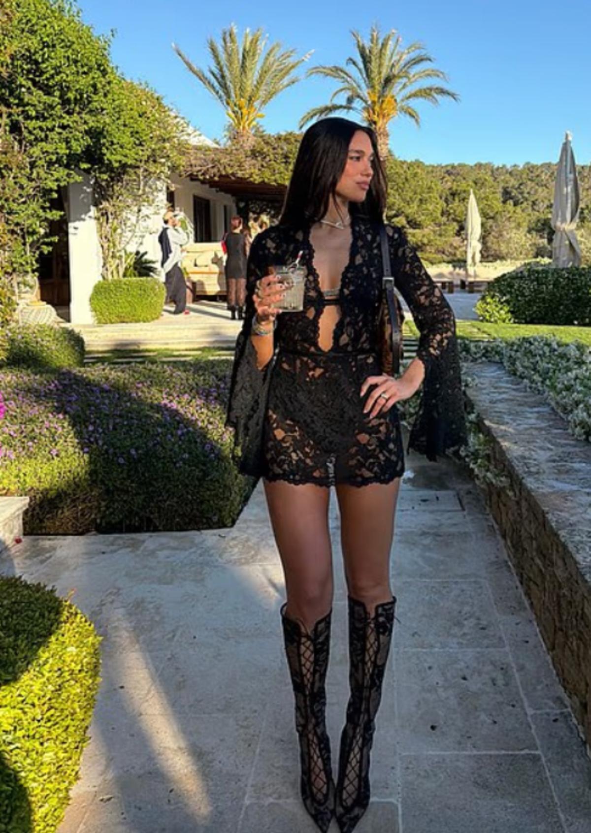 Dua Lipa peş peşe paylaştı! Tatil pozları 3