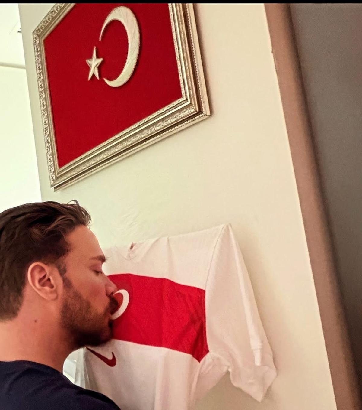 A Milli Takım ın Dünya Kupası heyecanına müzik dünyasından şarkılı destek! Sinan Akçıl, Edis, Semicenk... 1