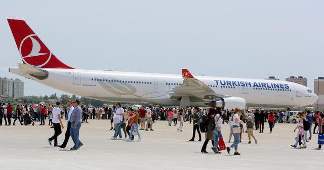 Fuarda sıcaktan bunalanlar dev uçakların gölgesine sığındı