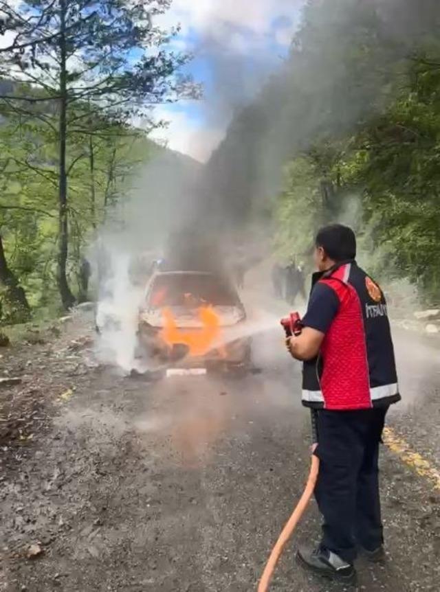 Artvin’de seyir halindeki otomobil alev alev yandı 2