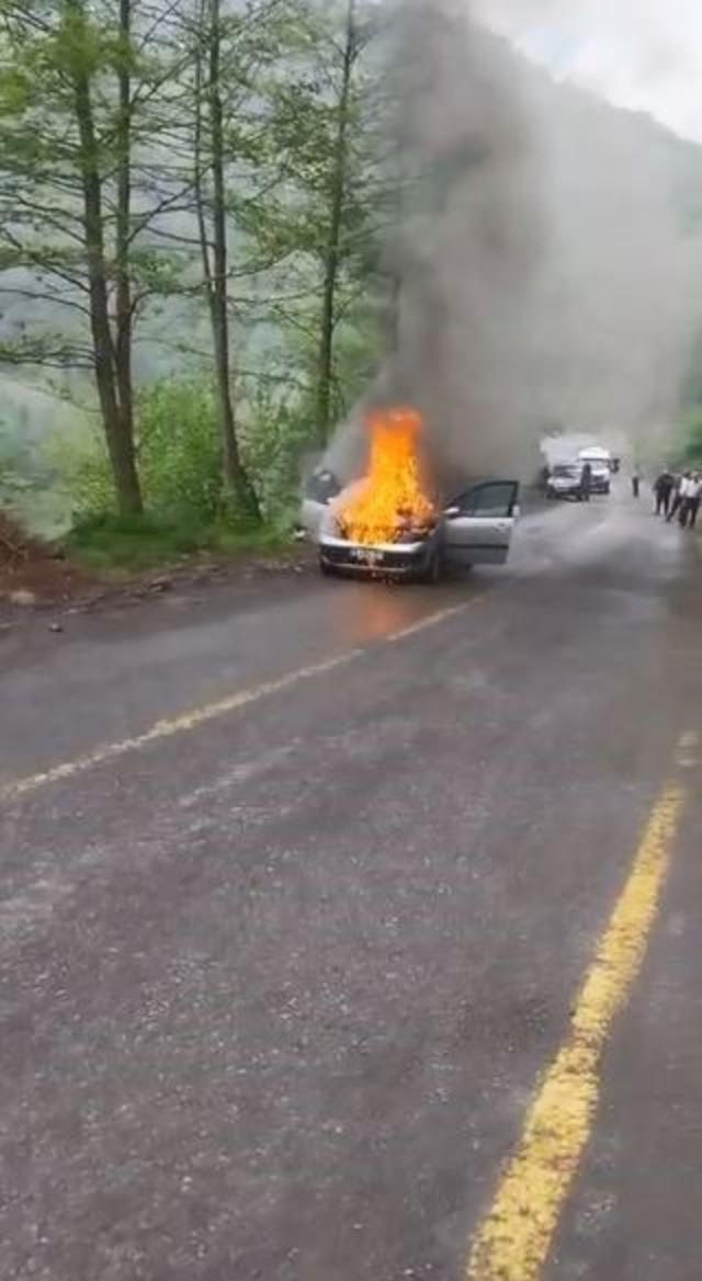 Artvin’de seyir halindeki otomobil alev alev yandı 1