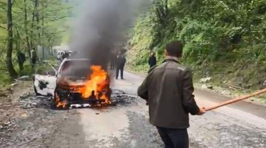 Artvin&rsquo;de seyir halindeki otomobil alev alev yandı