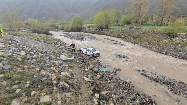 Erzincan da dereye yuvarlanan otomobildeki 2 kişi öldü, 1 kişi ağır yaralandı 2