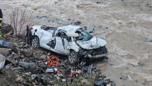 Erzincan da dereye yuvarlanan otomobildeki 2 kişi öldü, 1 kişi ağır yaralandı 1