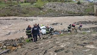 Erzincan'da dereye yuvarlanan otomobildeki 2 kişi &ouml;ld&uuml;, 1 kişi ağır yaralandı