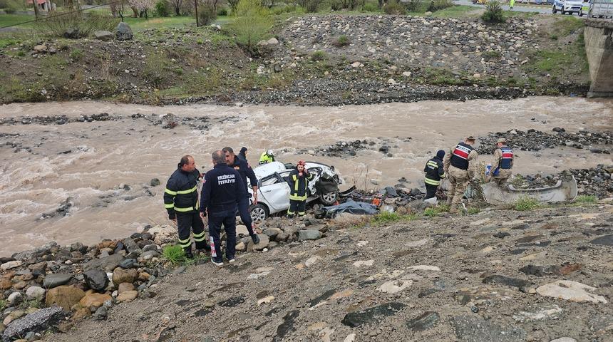 Erzincan'da dereye yuvarlanan otomobildeki 2 kişi &ouml;ld&uuml;, 1 kişi ağır yaralandı