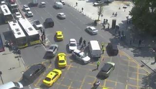 Beşiktaş&rsquo;ta ticari aracın &ccedil;arptığı polis ağır yaralandı