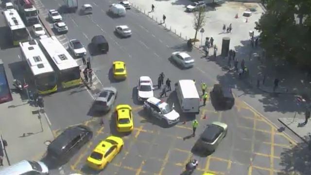 Beşiktaş’ta ticari aracın çarptığı polis ağır yaralandı