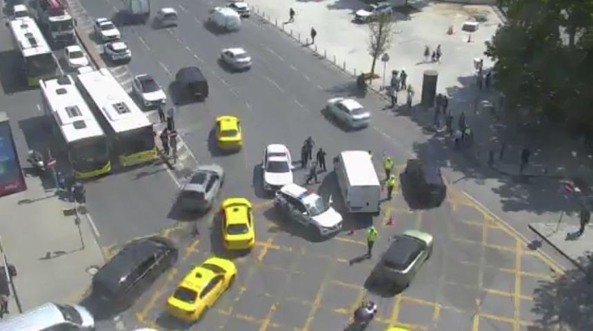 Beşiktaş&rsquo;ta ticari aracın &ccedil;arptığı polis ağır yaralandı