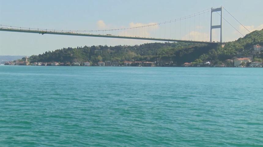 İstanbul Boğazı'nda yunus s&uuml;rprizi