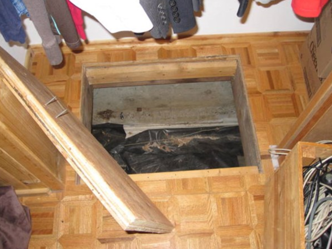 Yeni taşındıkları evden gizli b&ouml;lme &ccedil;ıktı 