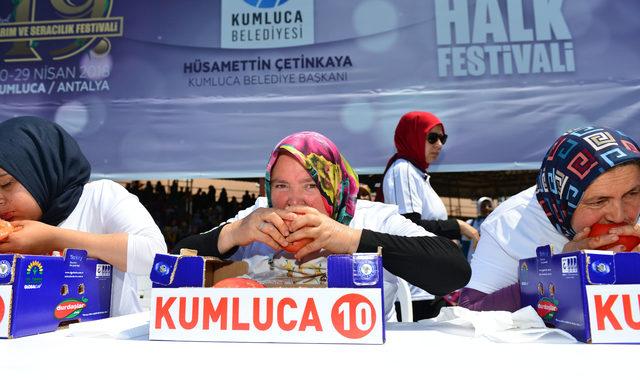 Kadınlar yarışmada kasa taşıdı, domates yiyip, halat çekti