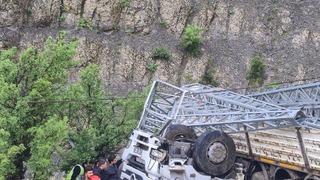 Şarampole yuvarlanan elektrik direği yüklü kamyonun şoförü öldü