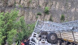 Şarampole yuvarlanan elektrik direği y&uuml;kl&uuml; kamyonun şof&ouml;r&uuml; &ouml;ld&uuml;