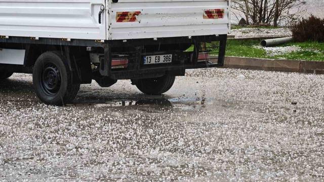 Aniden bastıran dolu, sürücülere zor anlar yaşattı