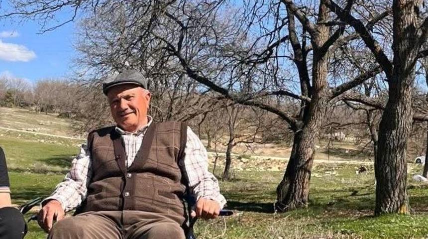 Hayvanlarını otlatırken &uuml;st&uuml;ne yıldırım d&uuml;şen adam hayatını kaybetti