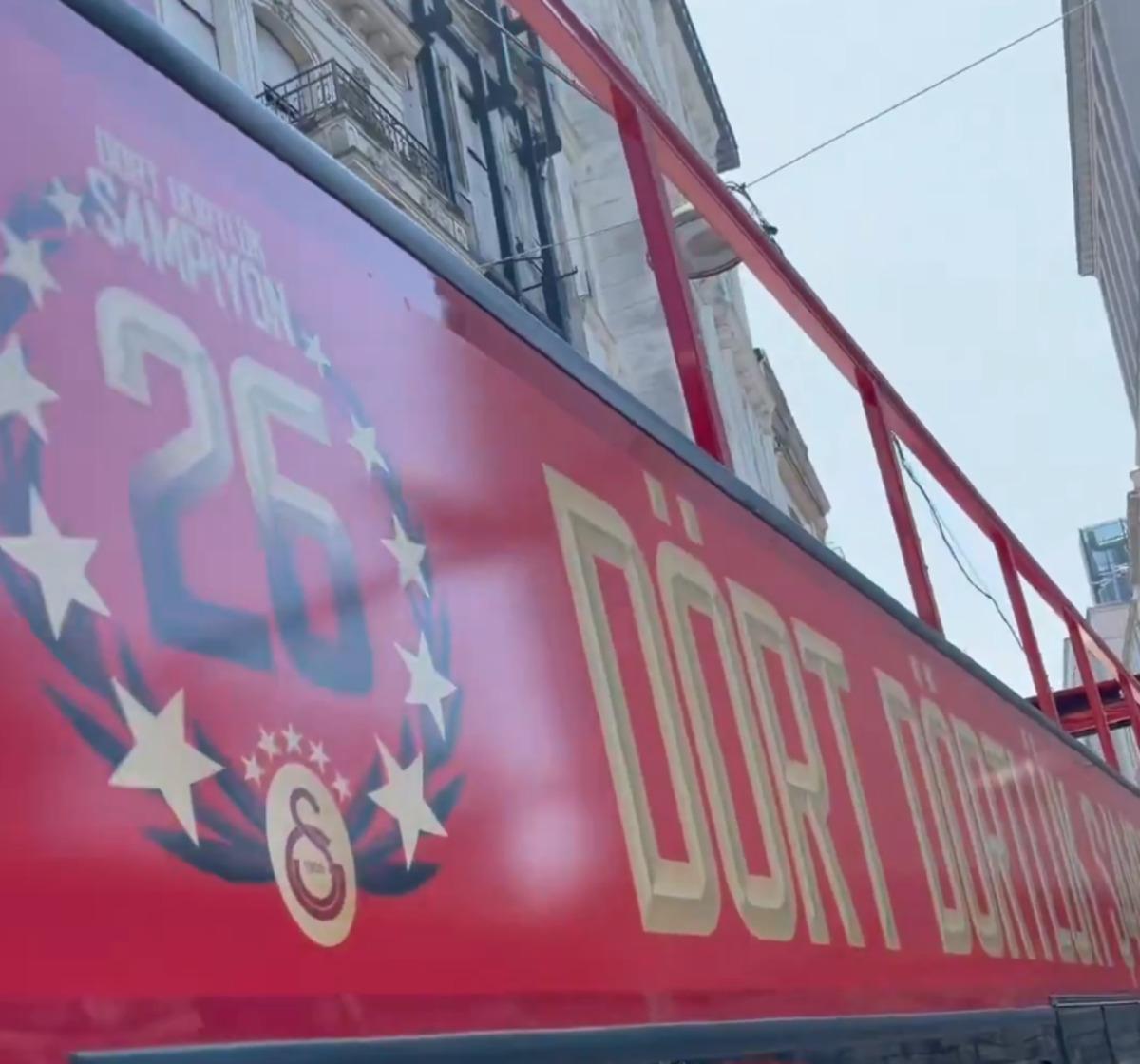CANLI : Galatasaray, şampiyonluk kupasını kaldırıyor! B&uuml;y&uuml;k coşku başladı 7