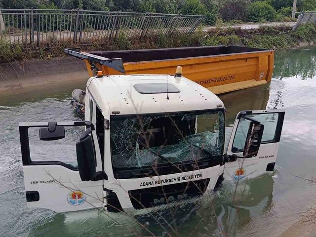 Kontrolden &ccedil;ıkan tır sulama kanalına d&uuml;şt&uuml;