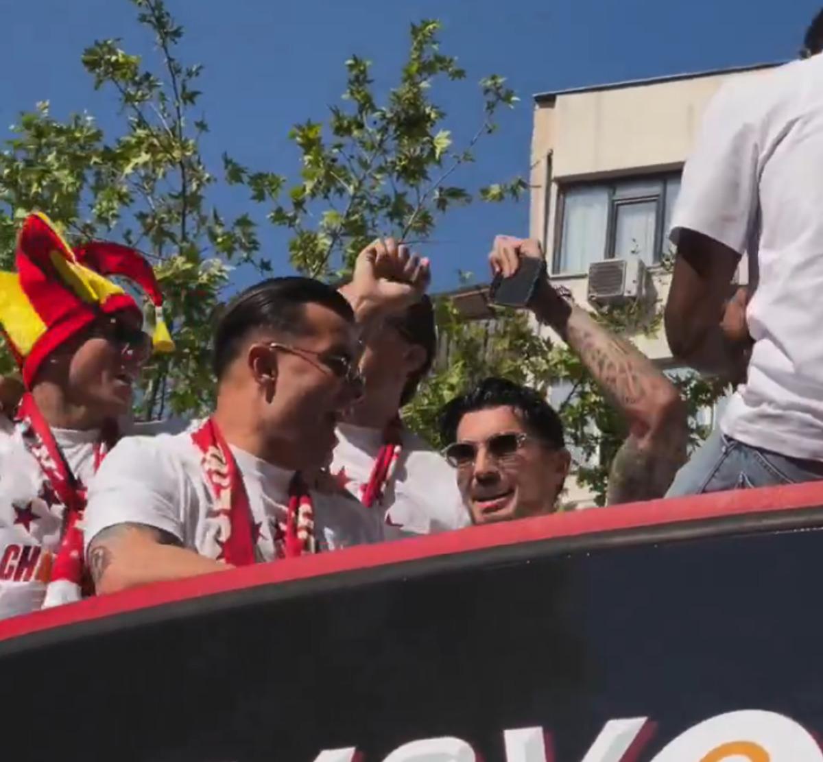 CANLI : Galatasaray, şampiyonluk kupasını kaldırıyor! B&uuml;y&uuml;k coşku başladı 3