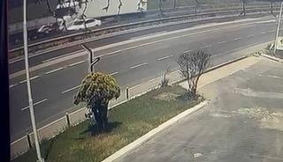Tekirdağ&rsquo;da feci kaza kamerada: İki tırın arasında kalan ara&ccedil;tan sağ &ccedil;ıktı