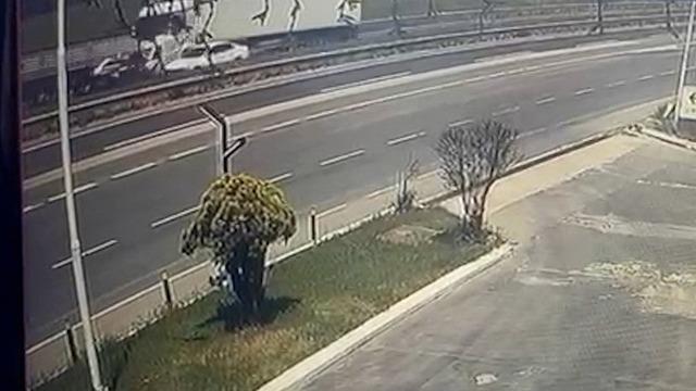 Tekirdağ’da feci kaza kamerada: İki tırın arasında kalan araçtan sağ çıktı