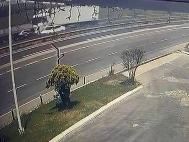 Tekirdağ&rsquo;da feci kaza kamerada: İki tırın arasında kalan ara&ccedil;tan sağ &ccedil;ıktı