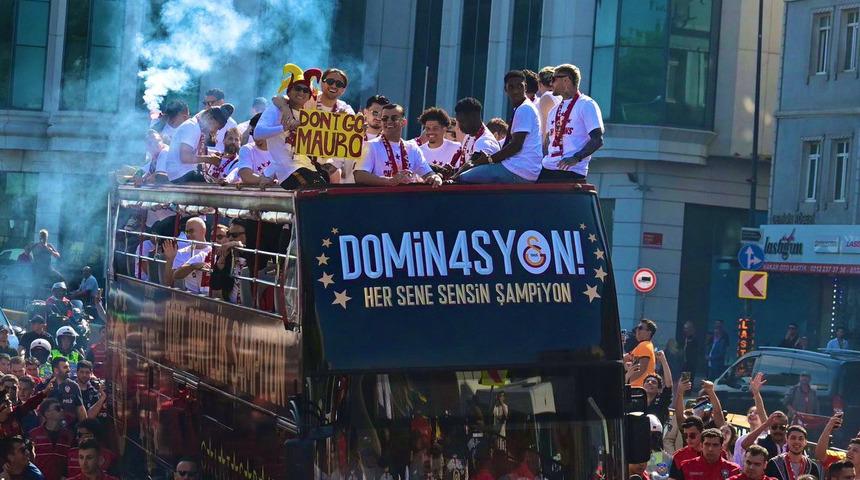 Torreira ve Yunus Akg&uuml;n'den şampiyonluk kutlamasında flaş Icardi pankartı!