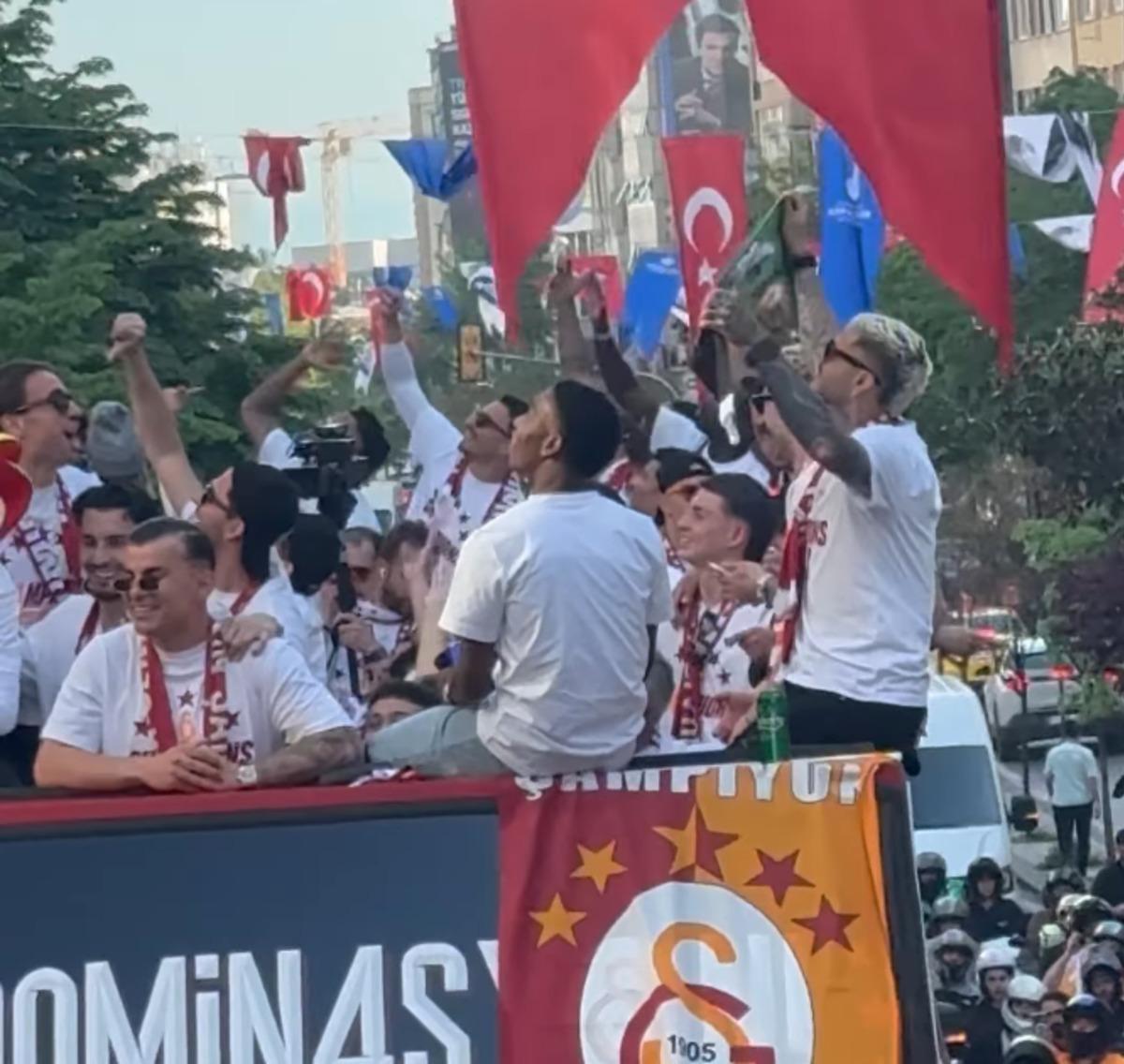 Atkı gösteren Fenerbahçelilere Galatasaray otobüsünden müzikli yanıt! 2