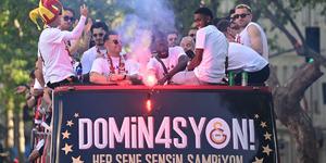 CANLI : Galatasaray, şampiyonluk kupasını kaldırıyor! B&uuml;y&uuml;k coşku başladı