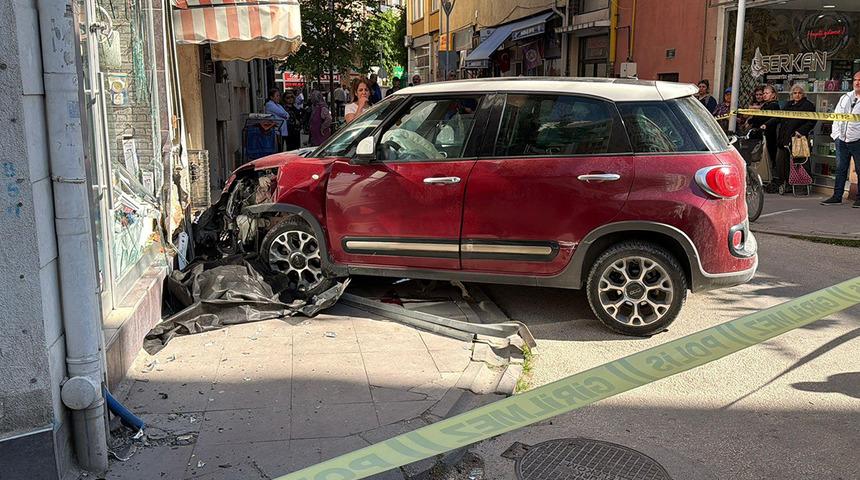 Eskişehir'de acı olay! Kendisine &ccedil;arpan otomobil ile duvar arasında sıkışan G&ouml;k&ccedil;e &ouml;ld&uuml;