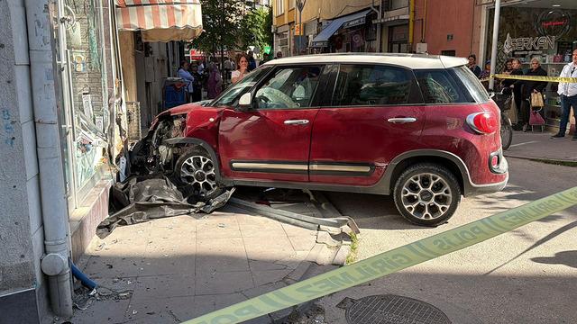 Eskişehir'de acı olay! Kendisine çarpan otomobil ile duvar arasında sıkışan Gökçe öldü