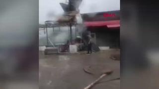 Hakkari'de fırtına! Çatılar uçtu