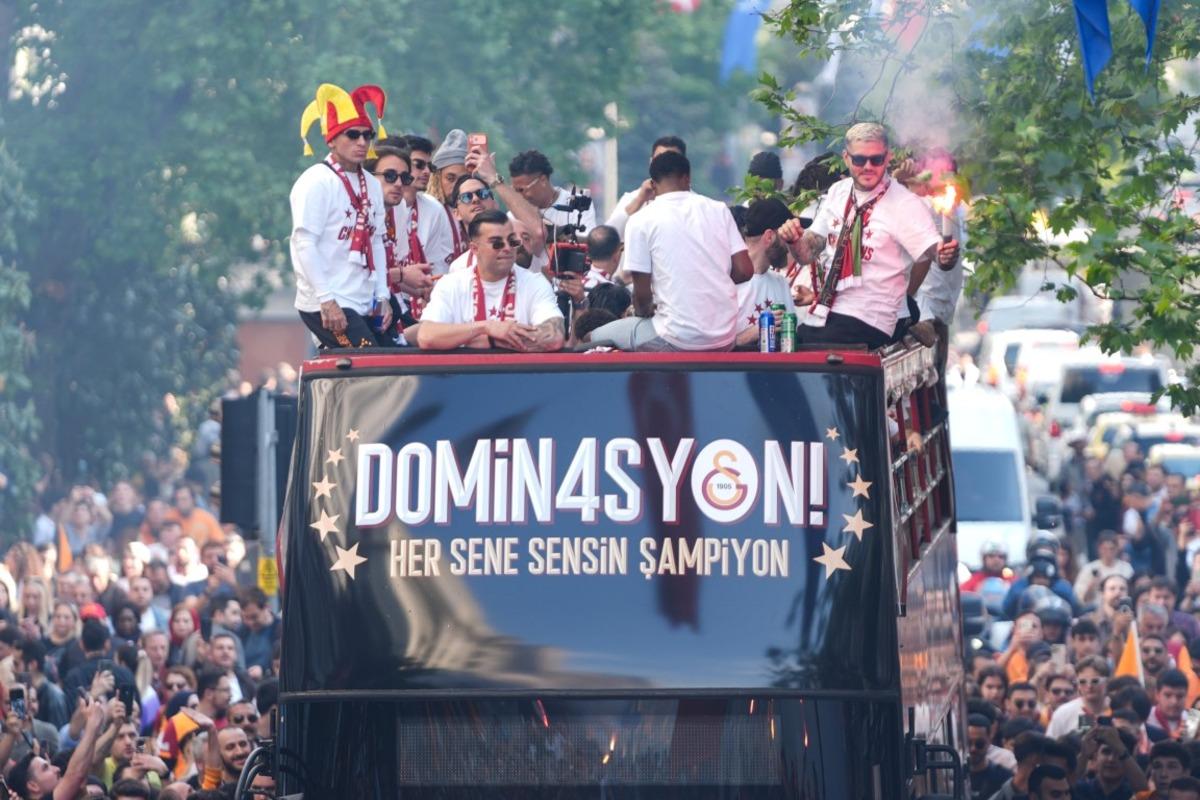 CANLI : Galatasaray, şampiyonluk kupasını kaldırdı! 26