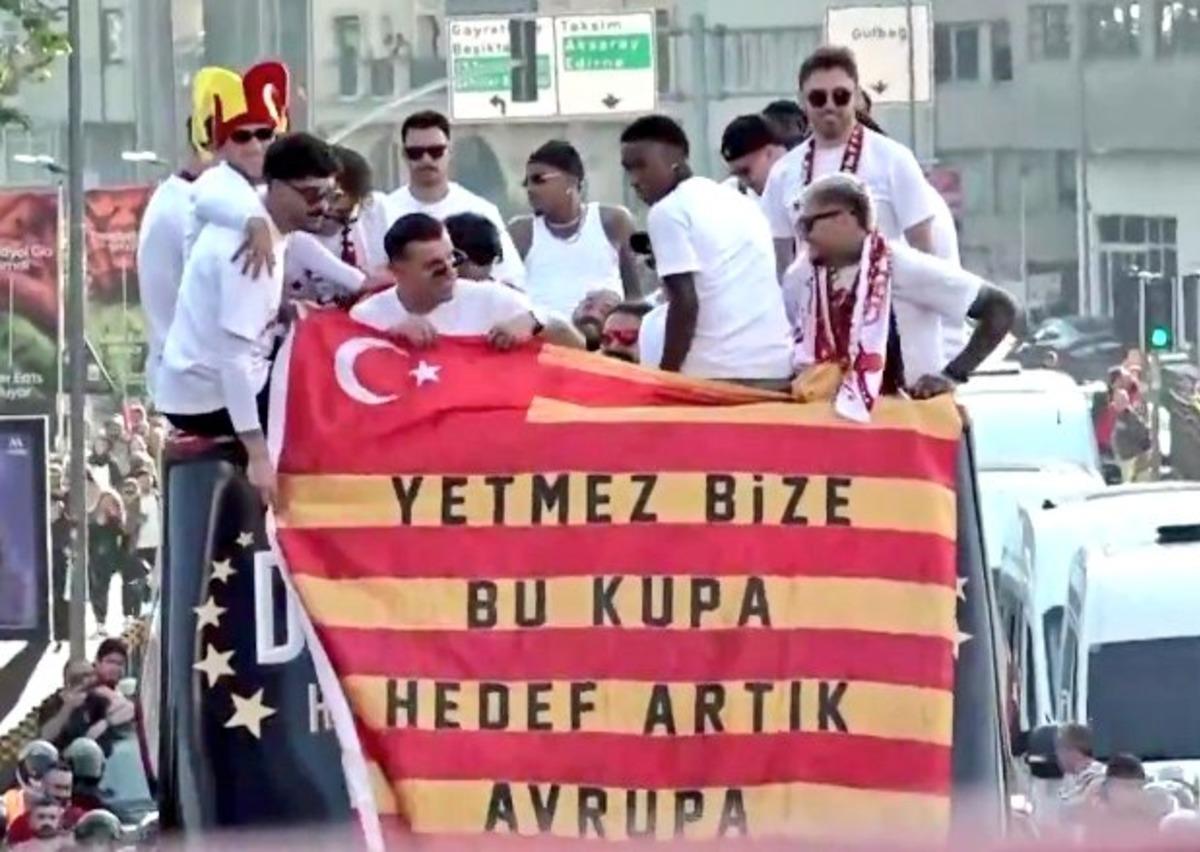 CANLI : Galatasaray, şampiyonluk kupasını kaldırdı! 27