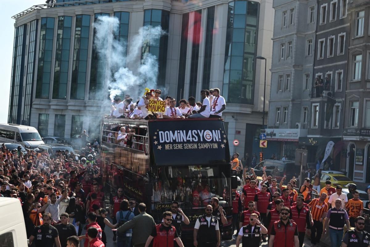 CANLI : Galatasaray, şampiyonluk kupasını kaldırdı! 30