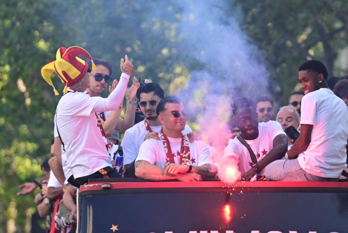 Şampiyonluk kutlamasında Victor Osimhen in tavrı taraftarları şoke etti 1