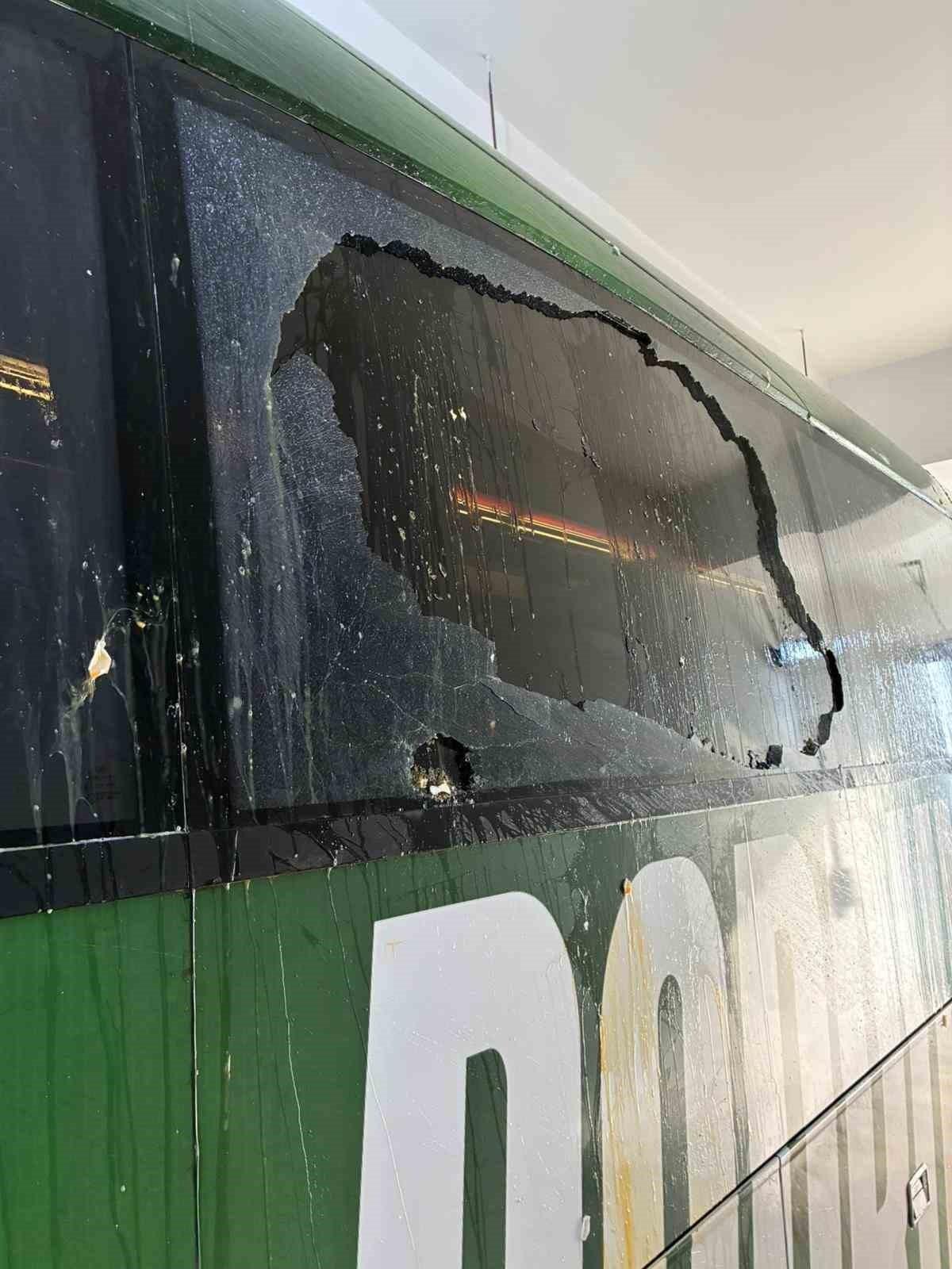 Bodrum FK takım otob&uuml;s&uuml;ne taşlı saldırı 1