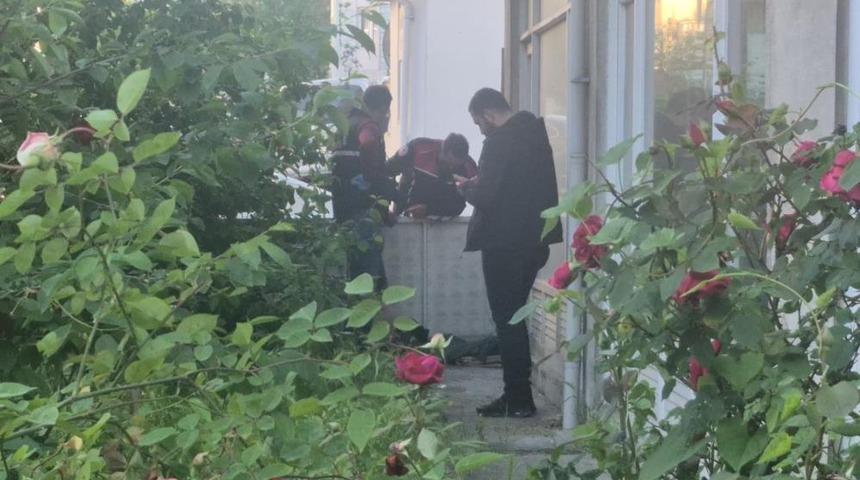 Evin bah&ccedil;esine bırakılan ş&uuml;pheli &ccedil;anta f&uuml;nye ile patlatıldı