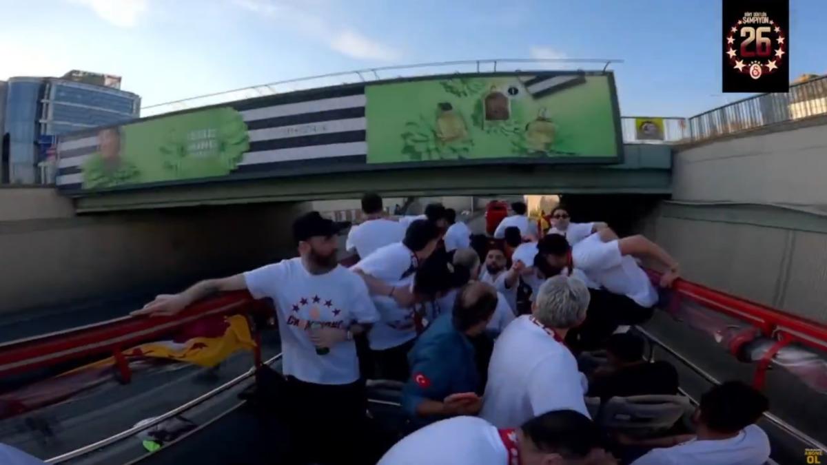 Galatasaray ın şampiyonluk kutlamasında korku dolu anlar! Faciadan d&ouml;n&uuml;ld&uuml; 1