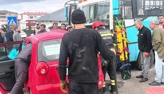 Halk otob&uuml;s&uuml; ile otomobil &ccedil;arpıştı: 4 yaralı