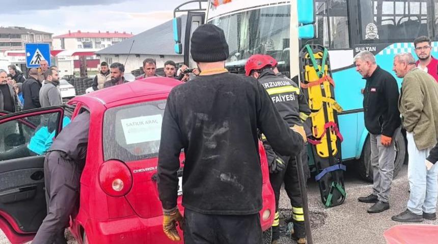 Halk otob&uuml;s&uuml; ile otomobil &ccedil;arpıştı: 4 yaralı