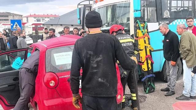 Halk otobüsü ile otomobil çarpıştı: 4 yaralı
