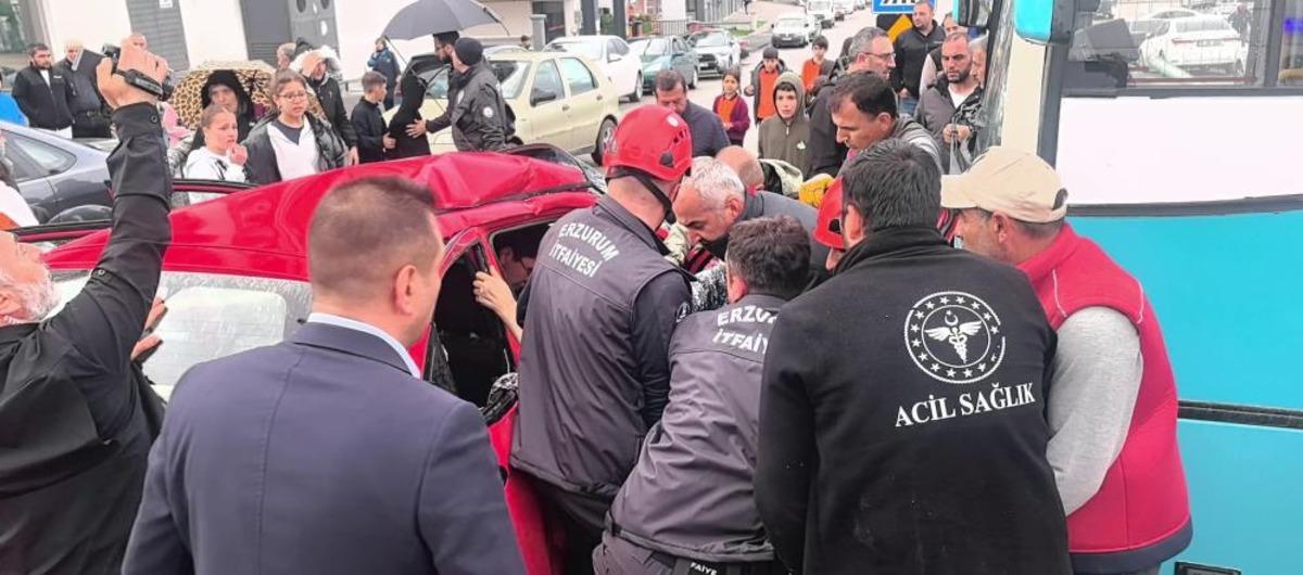 Halk otob&uuml;s&uuml; ile otomobil &ccedil;arpıştı: 4 yaralı 1